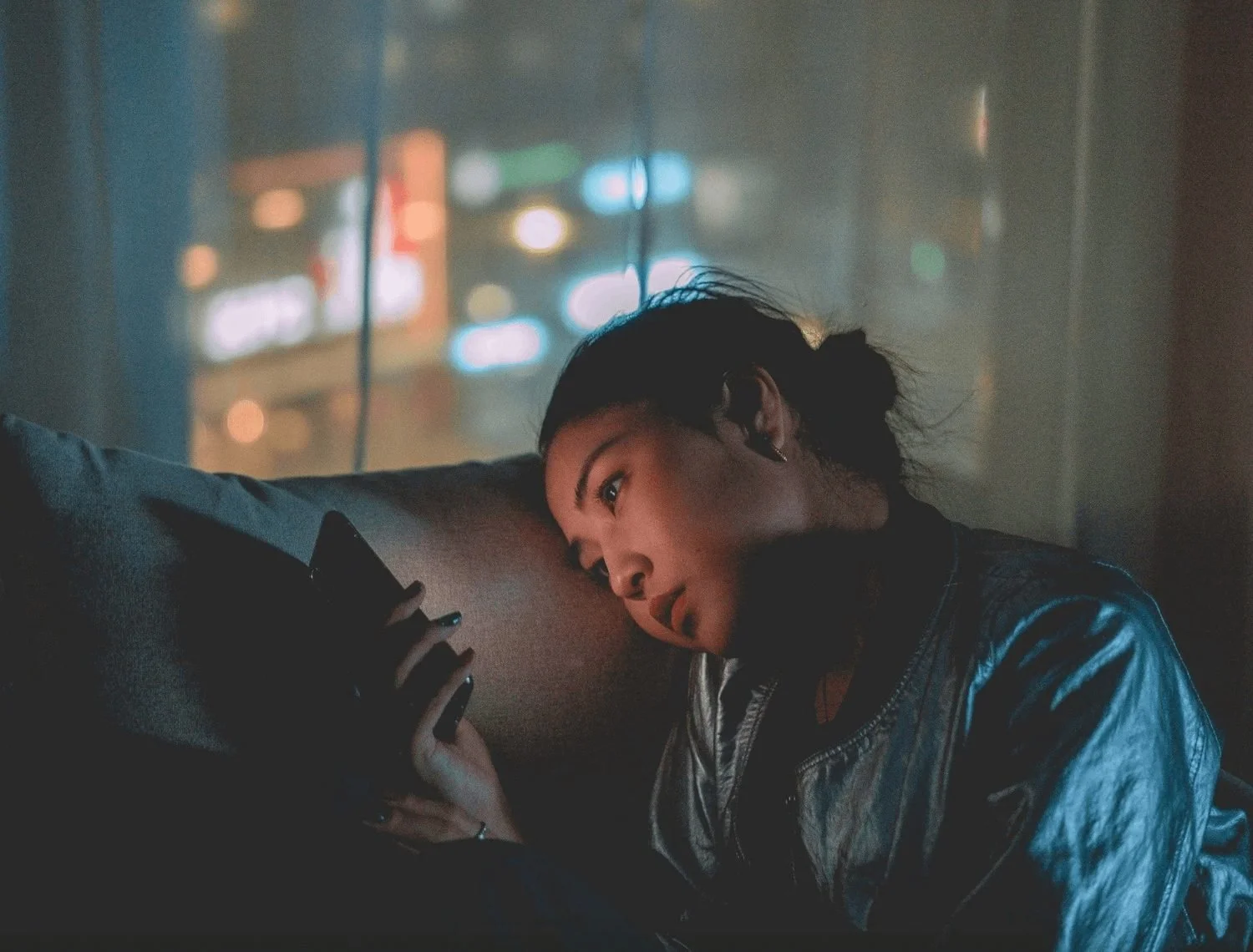girl navigating social media with therapist