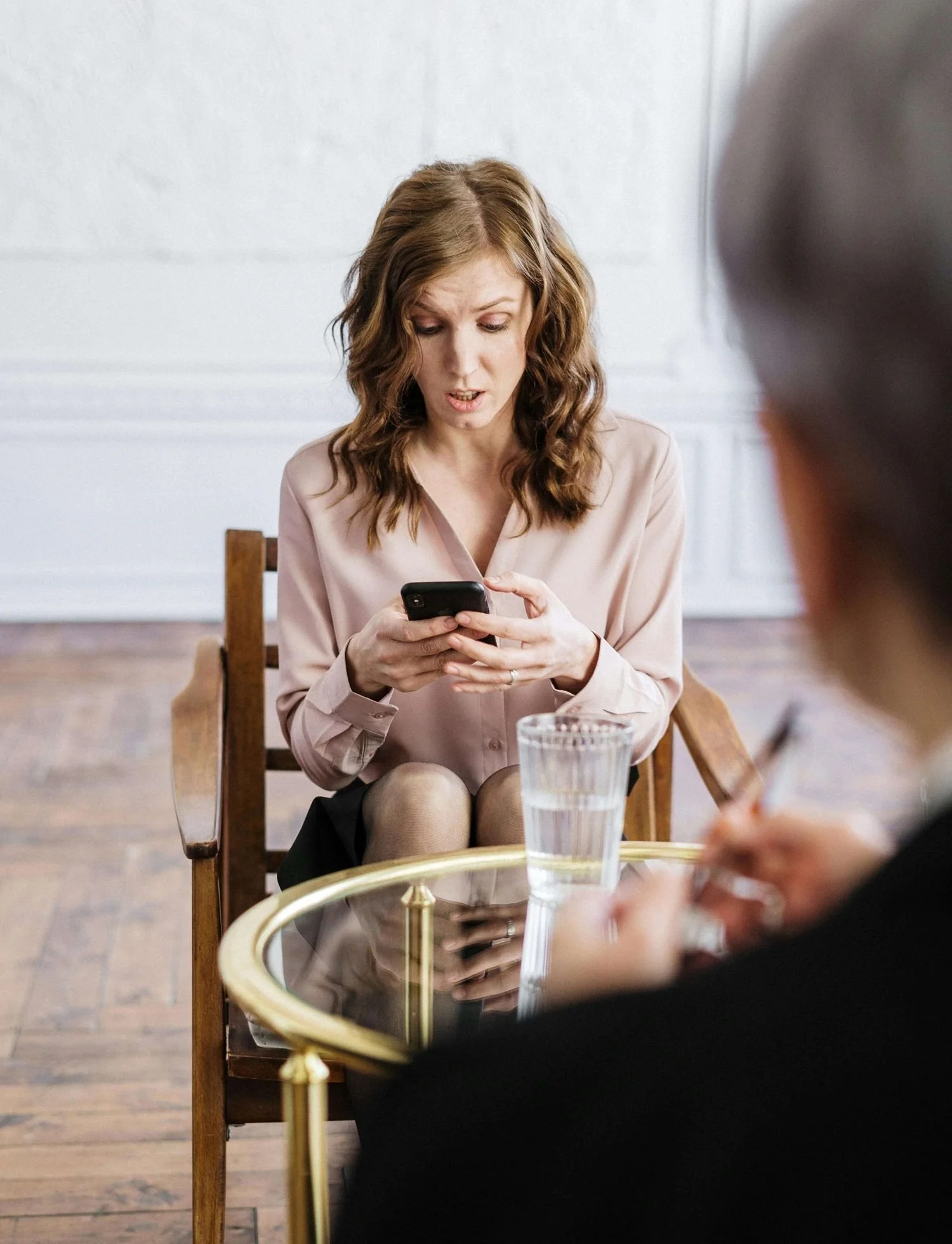 therapist talking to client but client does not know what to say and is trying to remember