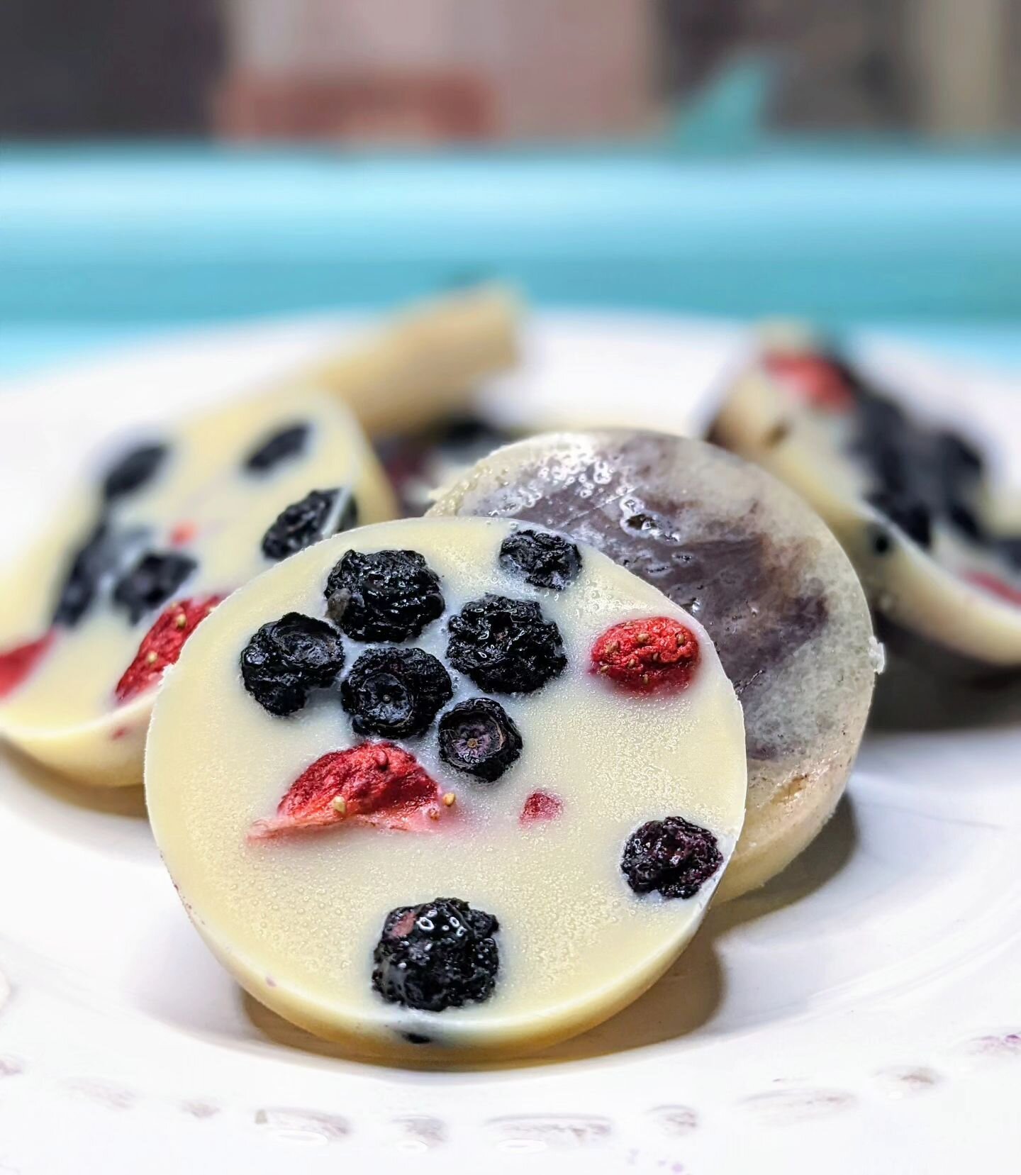 These White Chocolate Medallions are the (fat) bomb!😉

Corny jokes aside.... These are free from corn &amp; so much more.

This delicious treat is nutrient dense &amp; full of flavor as well as healthy fats. 

My IBD kiddo started requesting these c