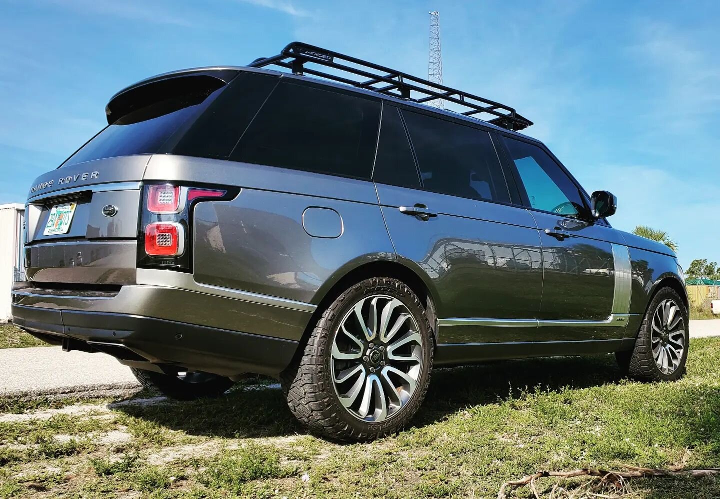 Premium, Full Length Heavy Duty Roof Racks for your Rover.
.
.
.
 #LandRover #RangeRover #Defender #Discovery #MadeInUSA #voyagerracks #bestrackbyfar #L405