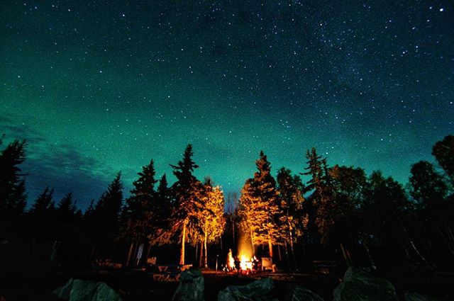 Camping Under the Aurora #naturallight #beautifuldestinations #photooftheday #traveladdict #aurora #campfire #camping #galaxies #shootingstars #yellowknife #northwestterritories #northernlights #canada🇨🇦