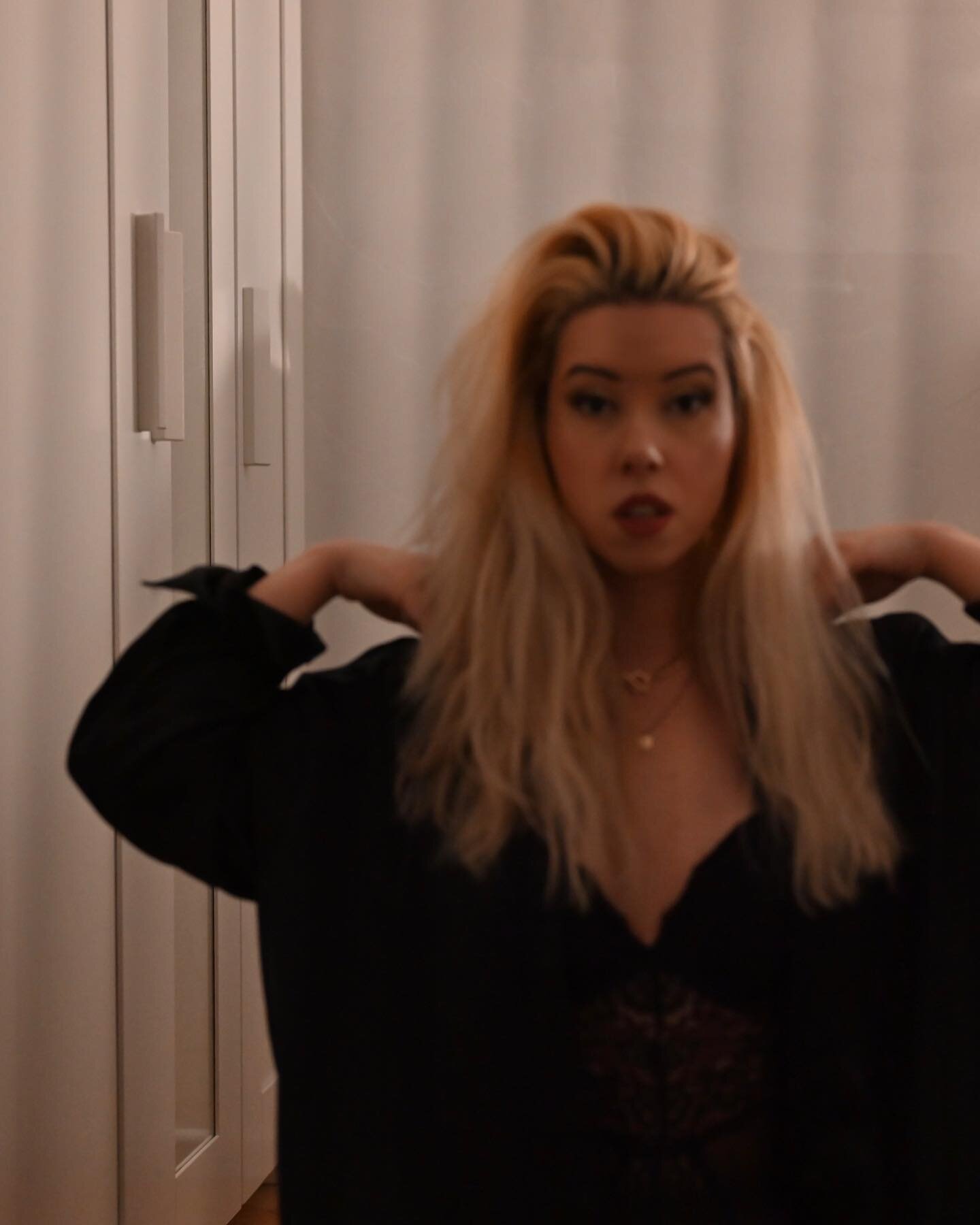 It&rsquo;s that 90s hair for me 🙃🤍 посвещавам този пост на всички любими epic 90s неща от Clueless до 90210, от Pok&eacute;mon до FRIENDS, от cult movies като Witches of Eastwick до MTV unplugged, Nsync, Aqua&rsquo;s Barbie girl иии трябва да призн