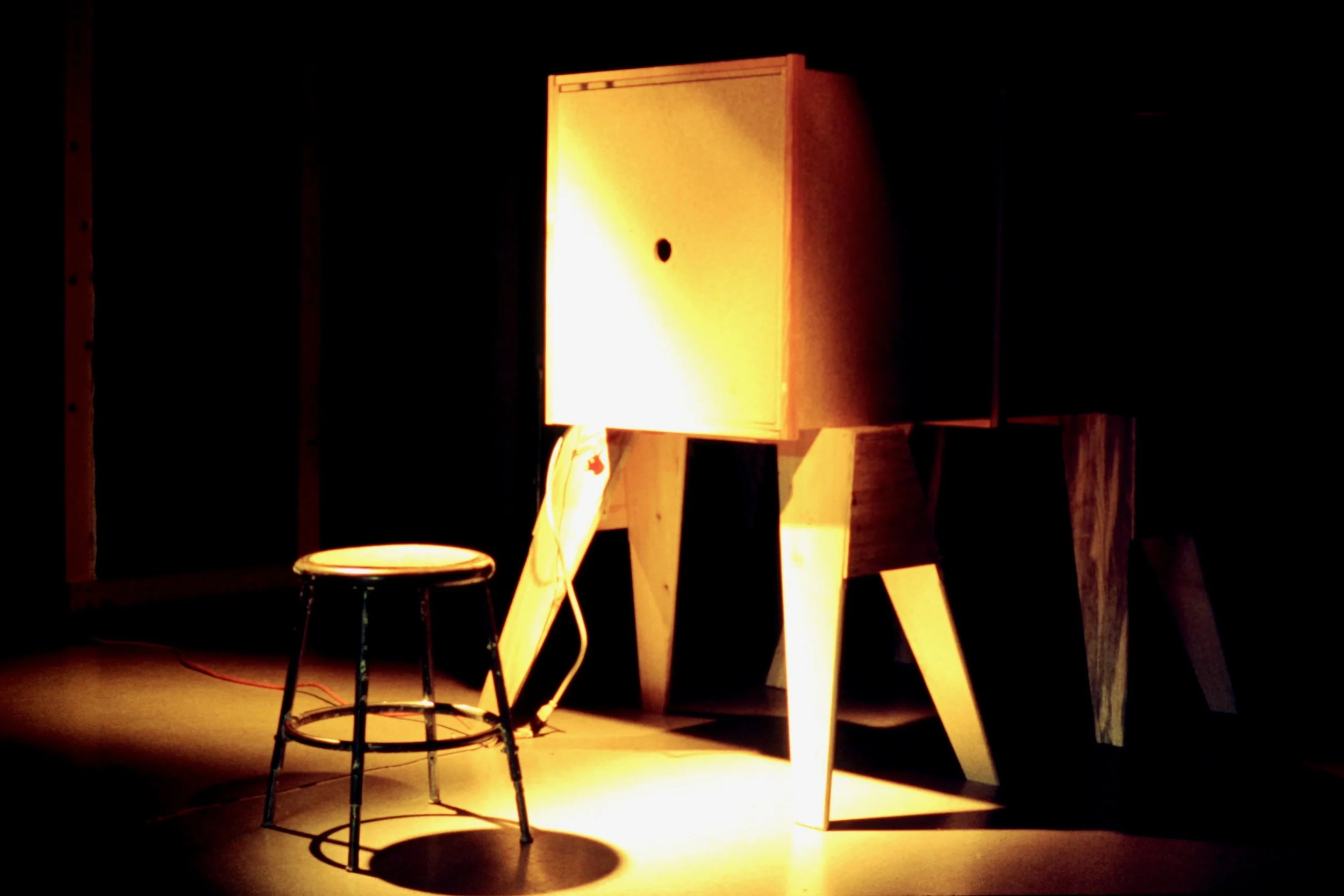  Stuck on emotion (1998):&nbsp; Wood, projector  