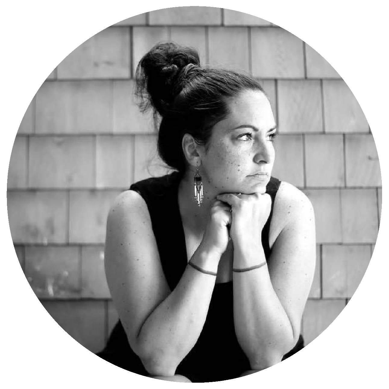 Kim O’Bomsawin, Administratrice Réalisatrice & Productrice exécutive chez Terre Innue Kim O’Bomsawin a complété une maîtrise en sociologie avant d’entreprendre sa carrière de cinéaste-documentariste. D’origine abénakise, elle a collaboré au développement et à la réalisation de plusieurs documentaires (séries et unitaires). qui ont tous été remarqués. Plus récemment, elle a scénarisé et réalisé le long métrage documentaire Ce silence qui tue sur les femmes autochtones assassinées et disparues au Canada (Canal D et APTN) et le documentaire Du teweikan à l’électro (Radio-Canada / ARTV / CBC North), qui propose un retour aux sources de la musique des Premières Nations à travers le portrait de trois jeunes artistes. Elle travaille en ce moment à la réalisation de plusieurs projets de longs métrages documentaires sur des sujets variés, dont un sur la justice autochtone (Radio-Canada) et un autre sur l’enfance (ONF).