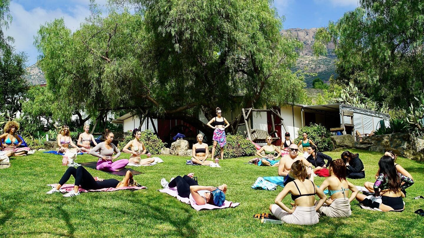 ✨Community
✨Connection
✨Collaboration 
These were the 3 C&rsquo;s behind my intention in co-creating with @lianalevi on a Yogalates retreat in Malibu @awaymalibu. And indeed those three things were achieved and were intertwined throughout the day, ma