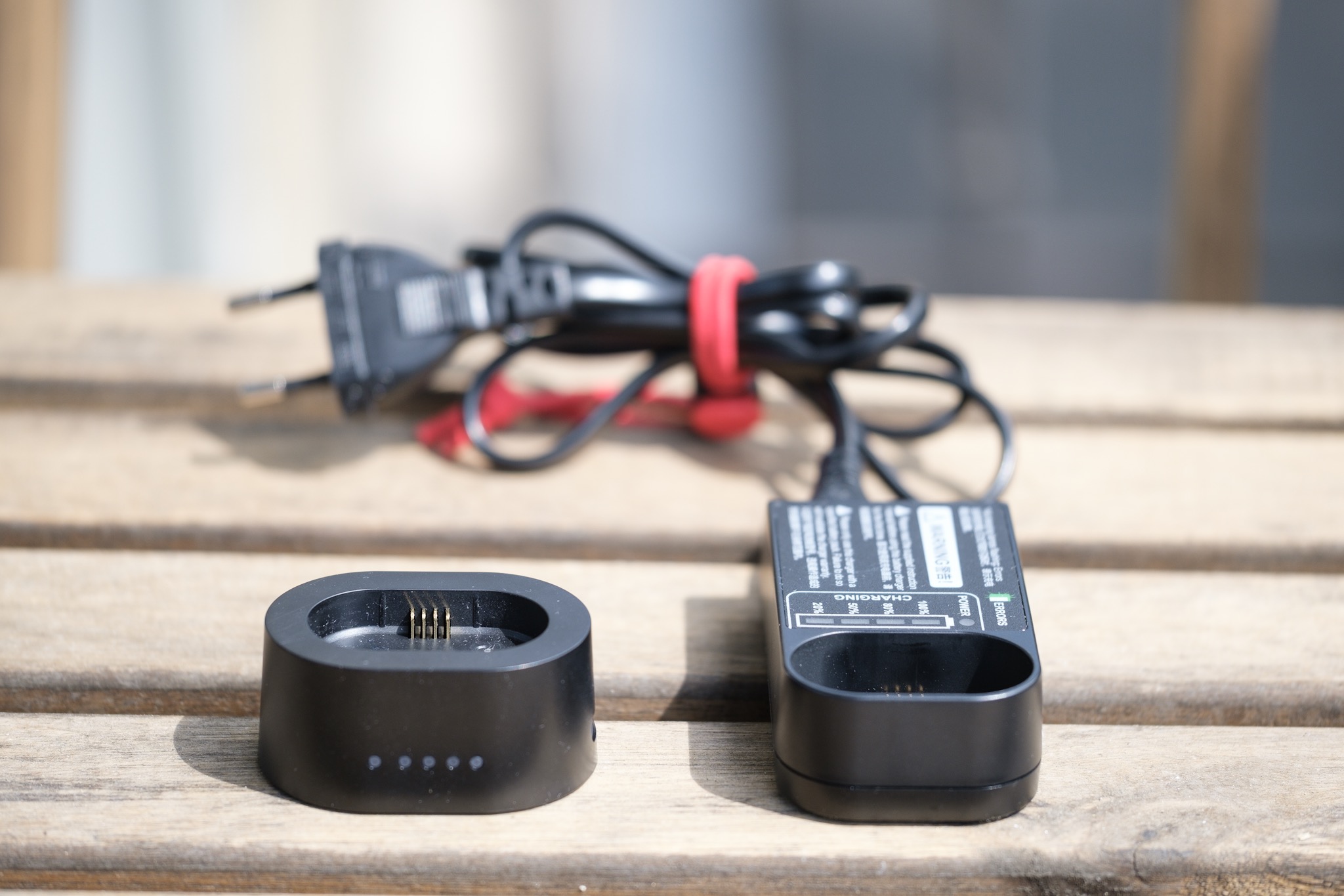 Le chargeur d’origine Godox à droite, la version USB-C nettement plus compacte à gauche