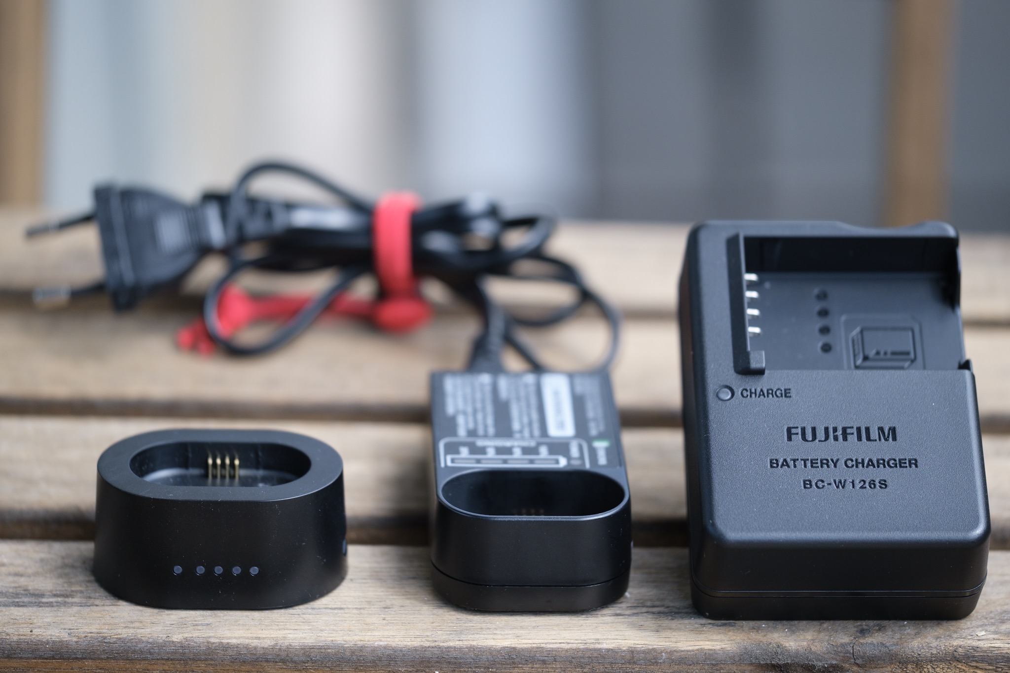 Le chargeur Fuji est gigantesque à coté des deux autres, alors même que les batteries Fuji sont légèrement plus petites