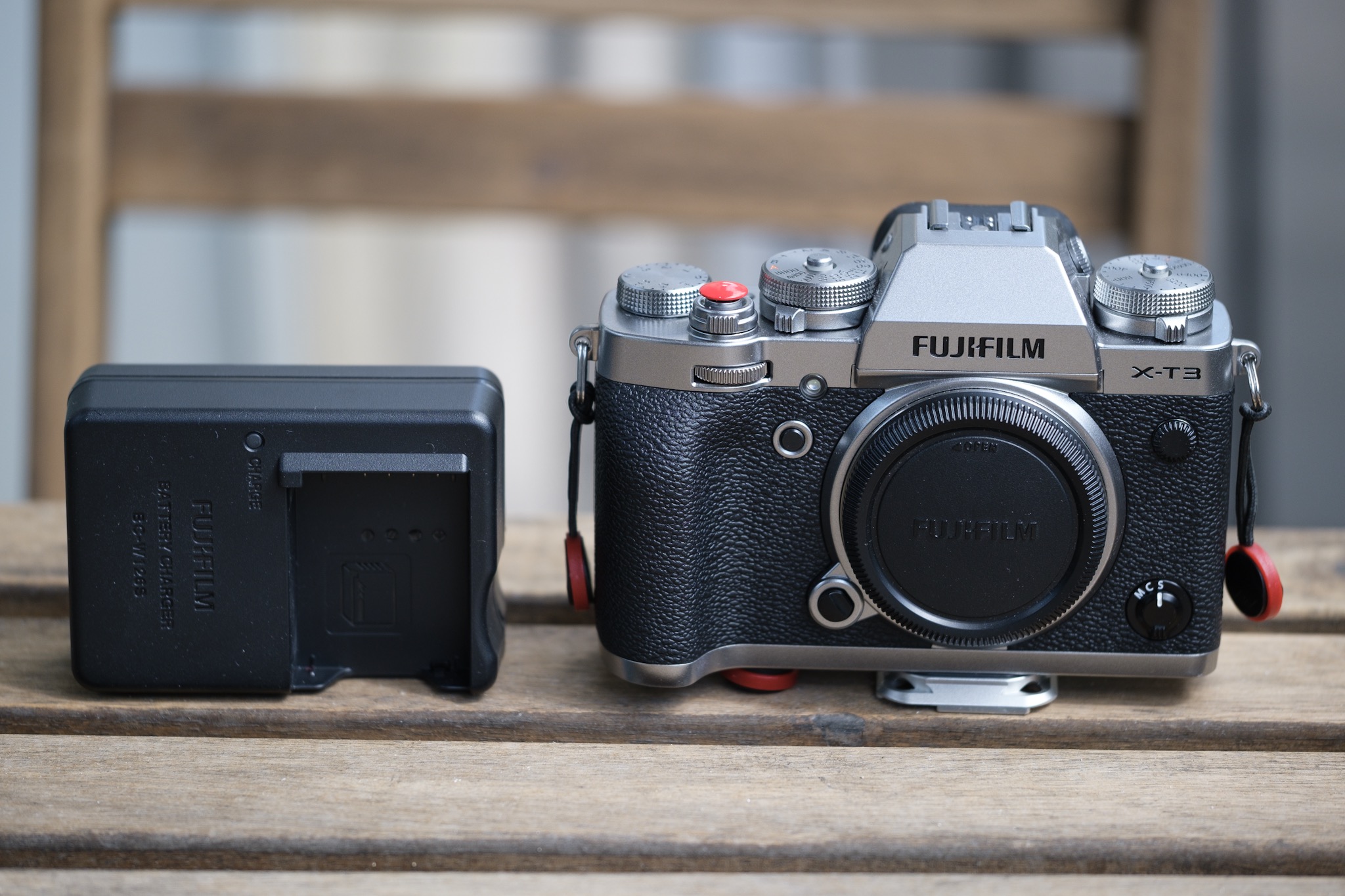 Le chargeur est presque aussi encombrant que l’appareil photo…