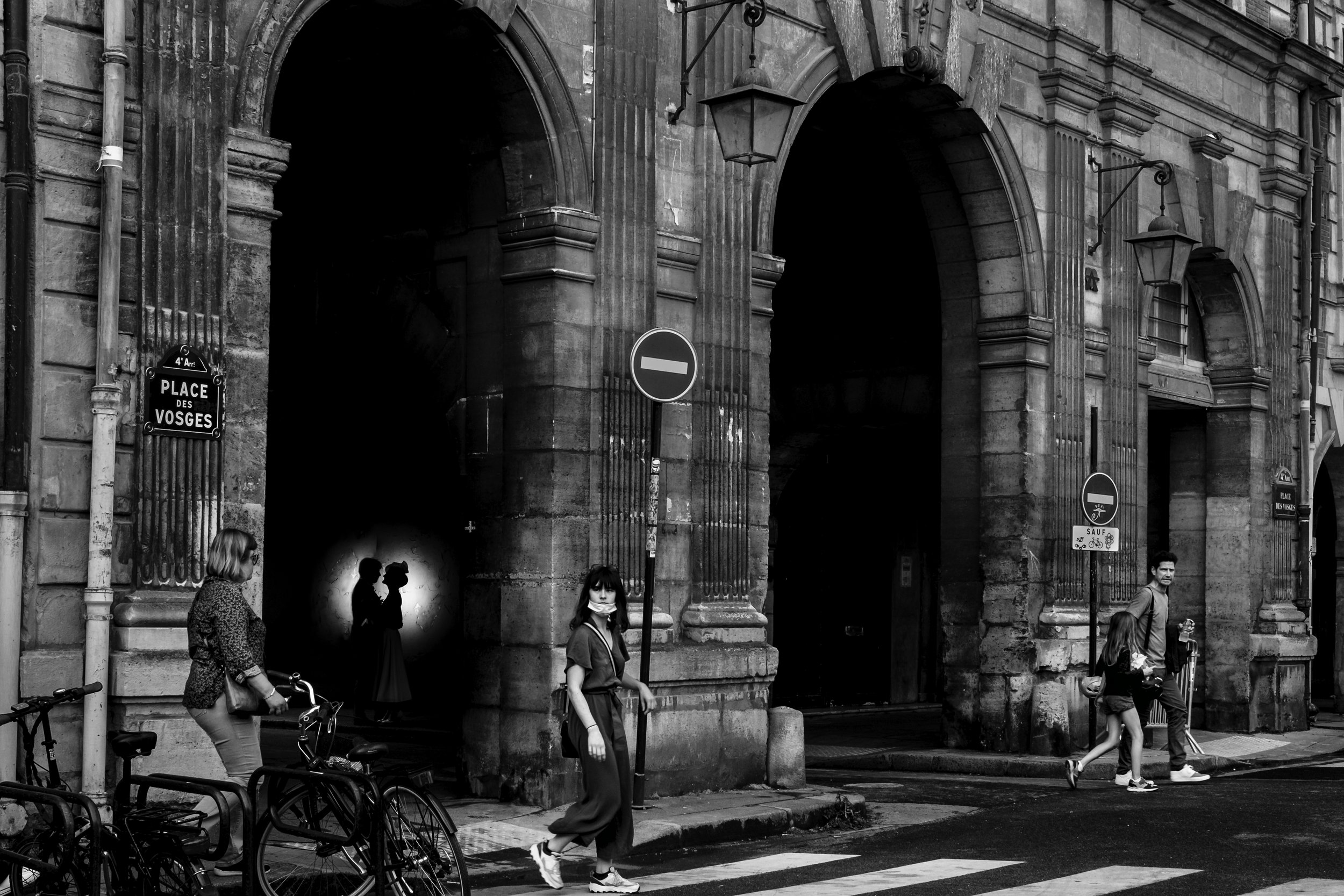 Photo de couple à Paris, Place des Vosges