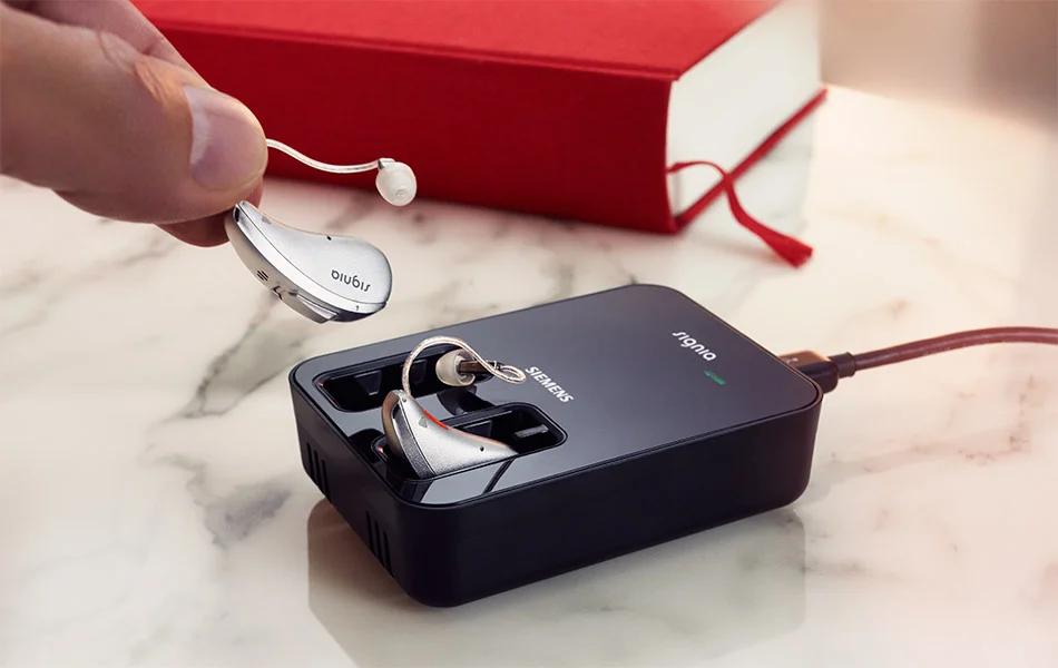 Laden : Cellion primax is 's werelds eerste hoortoestel dat lithium-ion-technologie combineert met inductief opladen.