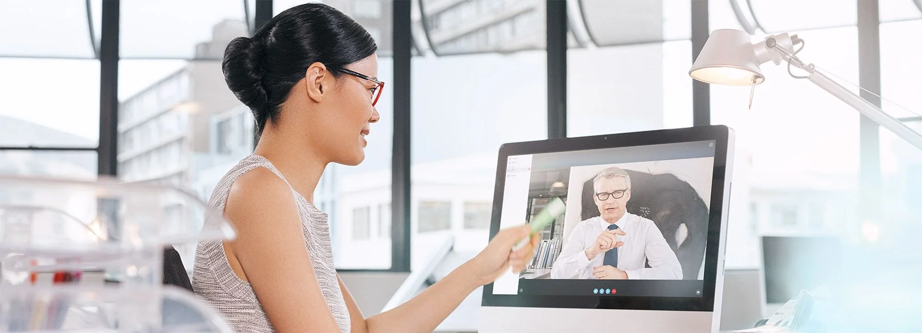primax-situation-13_office-woman-screen_1800x650px.jpg