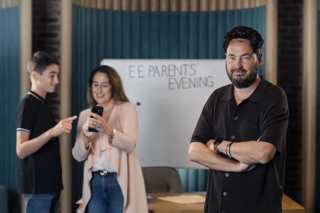 EE offers families free in-store ‘Parents Evening’ online safety sessions ahead of new school year