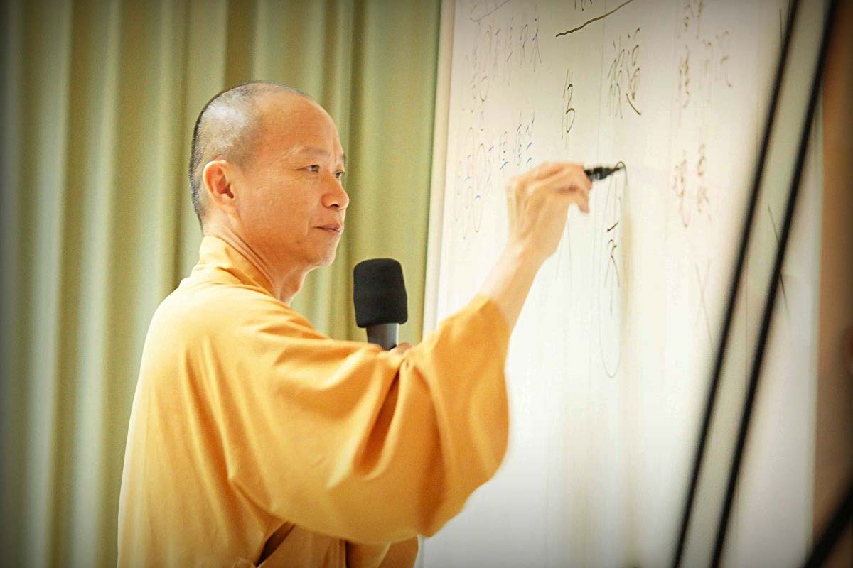 见解转,心情就跟着改变。 Once the views change, the frame of mind will also change. 