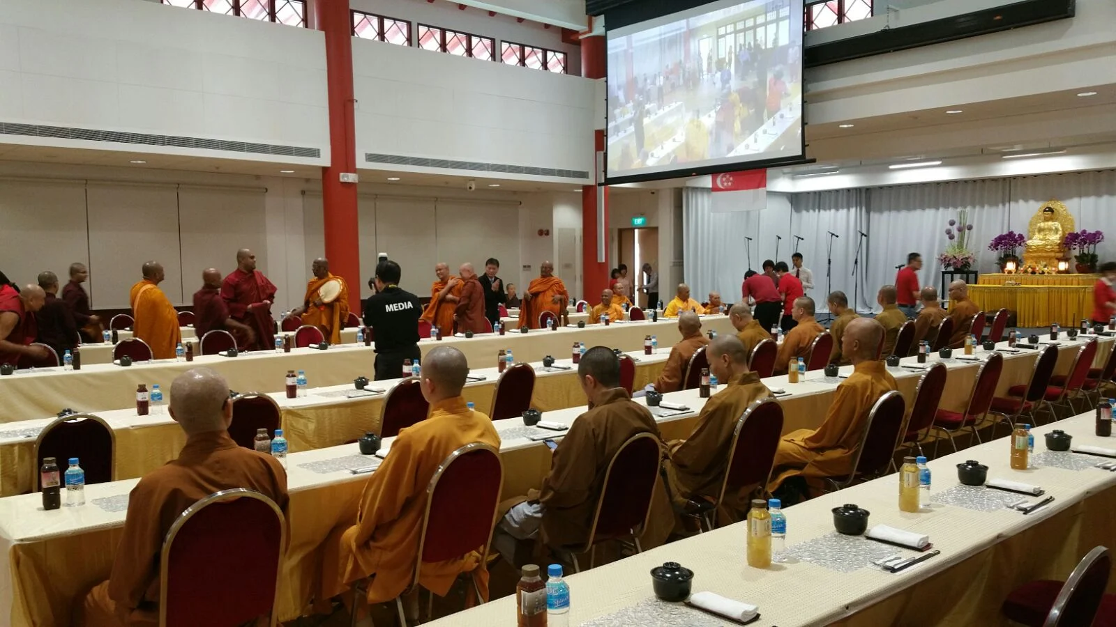 吉祥宝聚寺斋主们欢喜地准备供僧了!