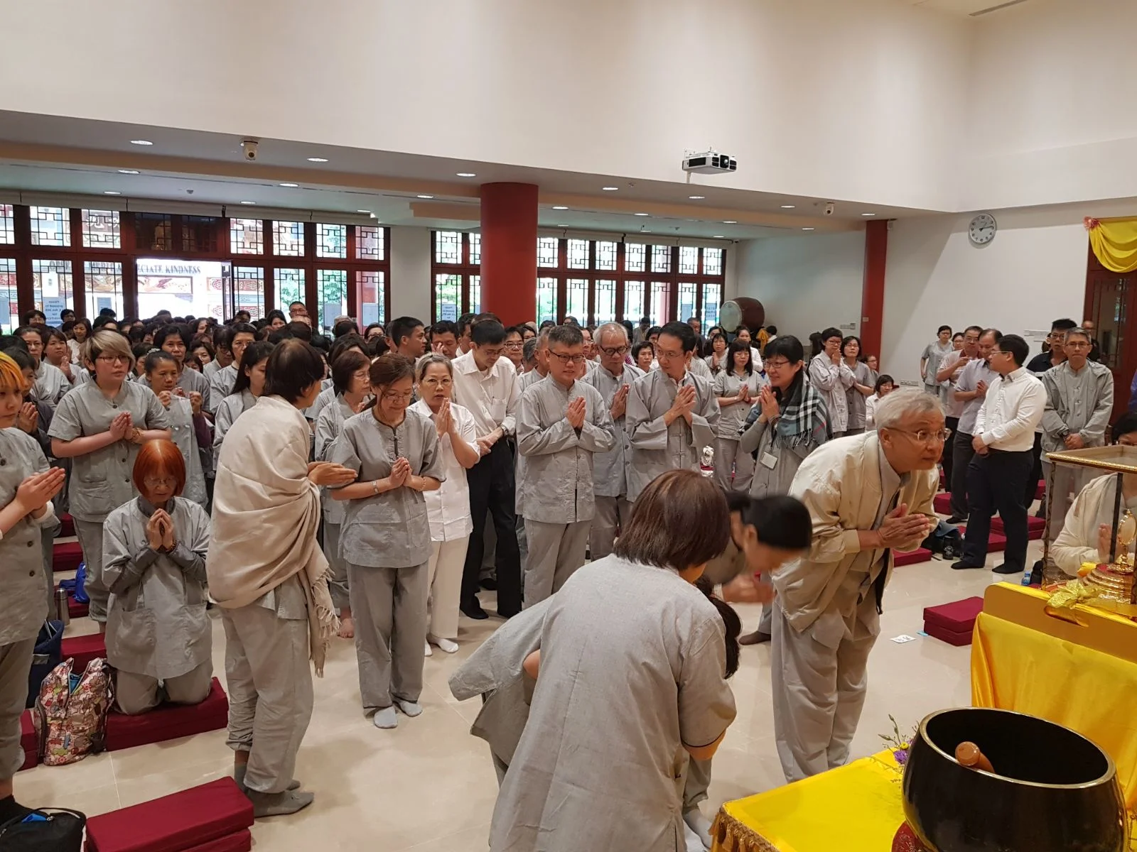 BW Monastery attendees viewing of Buddha's relic