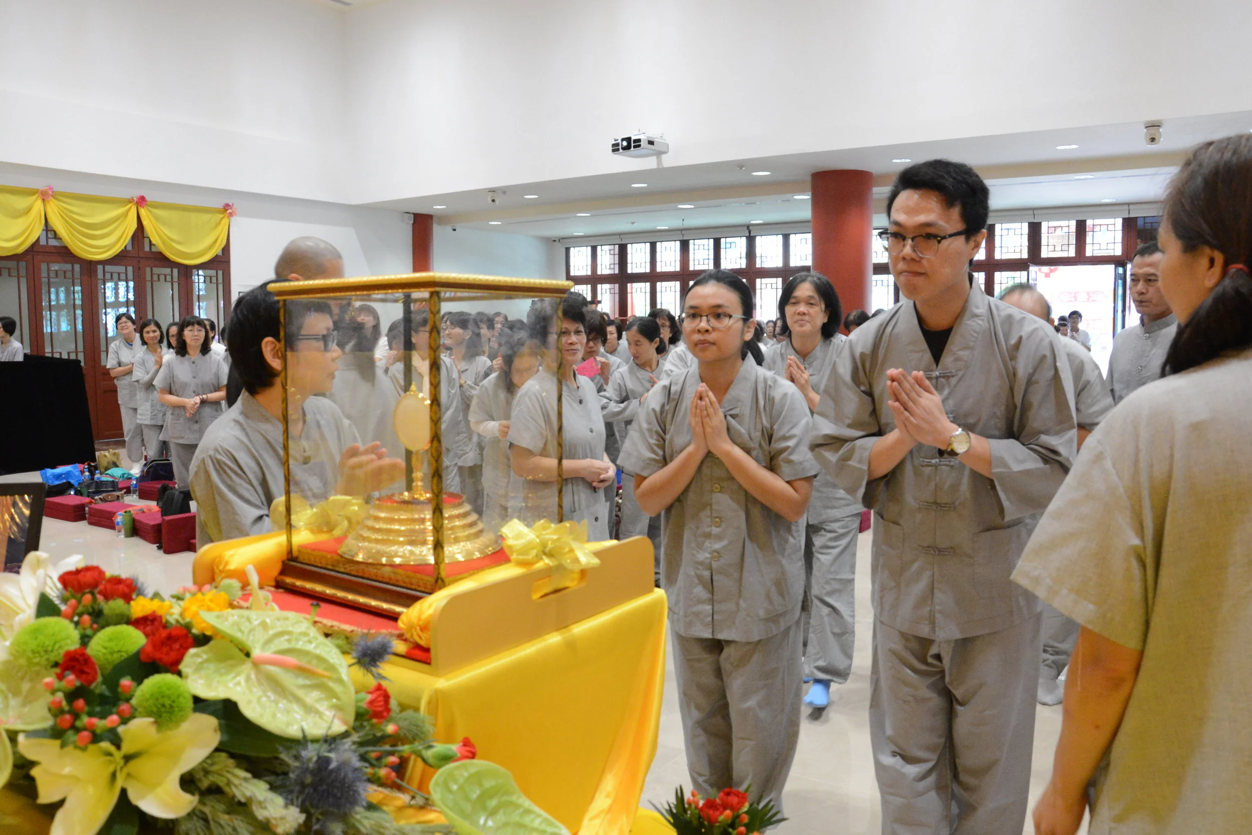 BW Monastery congregation  inviting Buddha's relic.