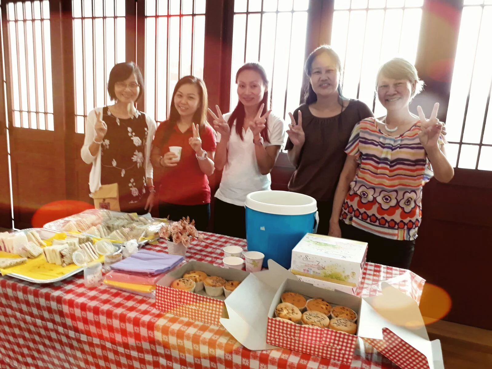感谢老师们,又是老师又是义工 With gratitude to the teachers cum volunteers. 