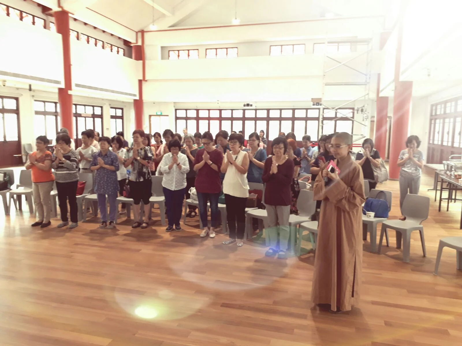 法师带领大家把缝制组的善行猛力回向无上菩提。