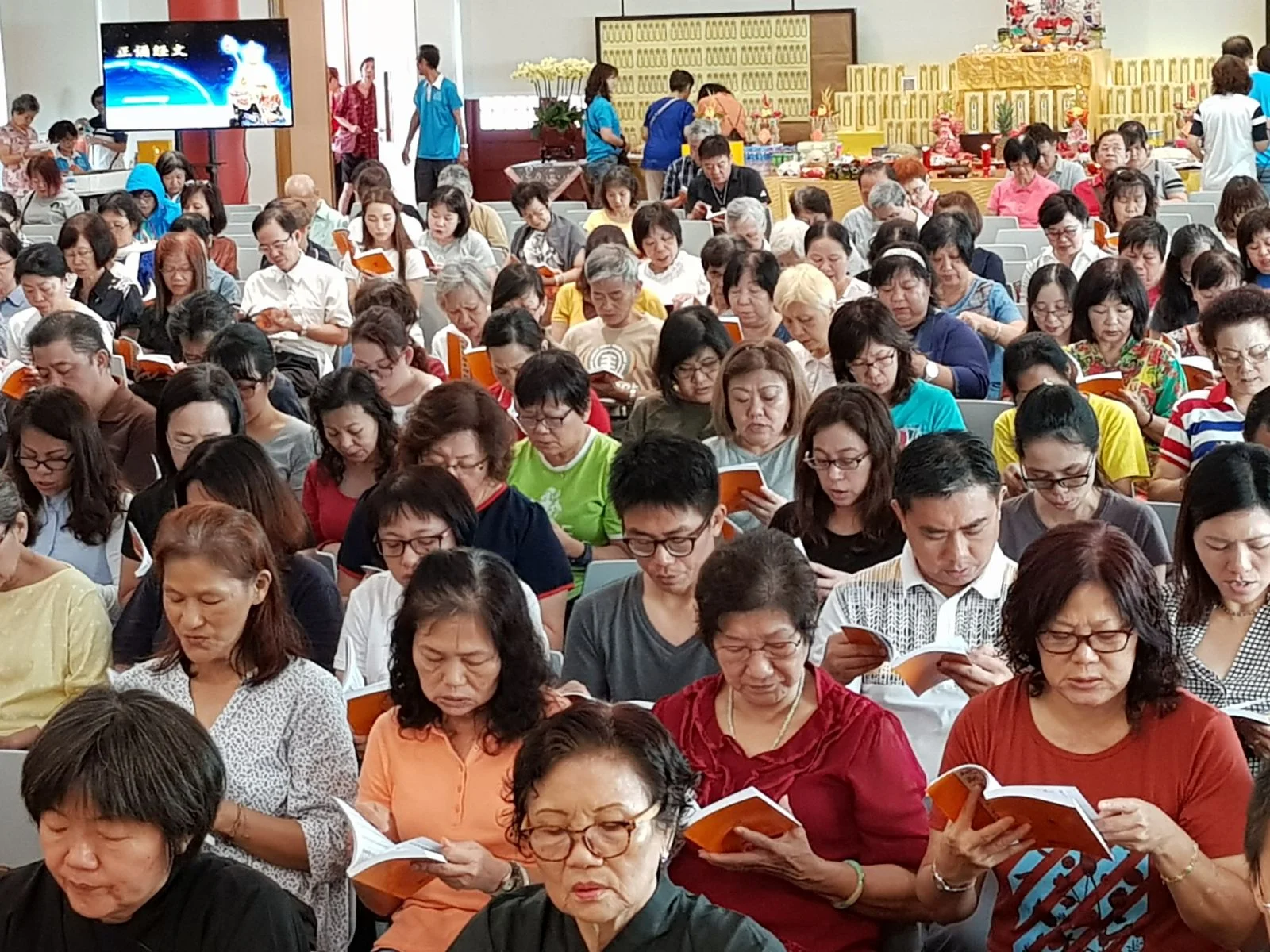 大众虔诚读诵《地藏菩萨本愿经》