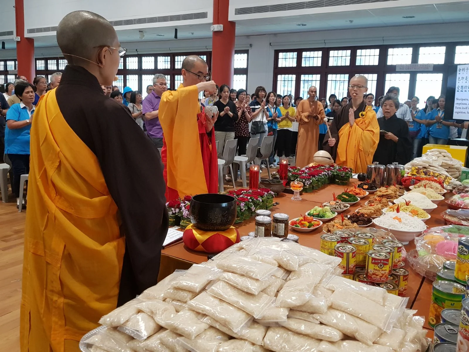 本思法师为供品洒净，希愿受用供品的众生都能净化身心，早得脱度。