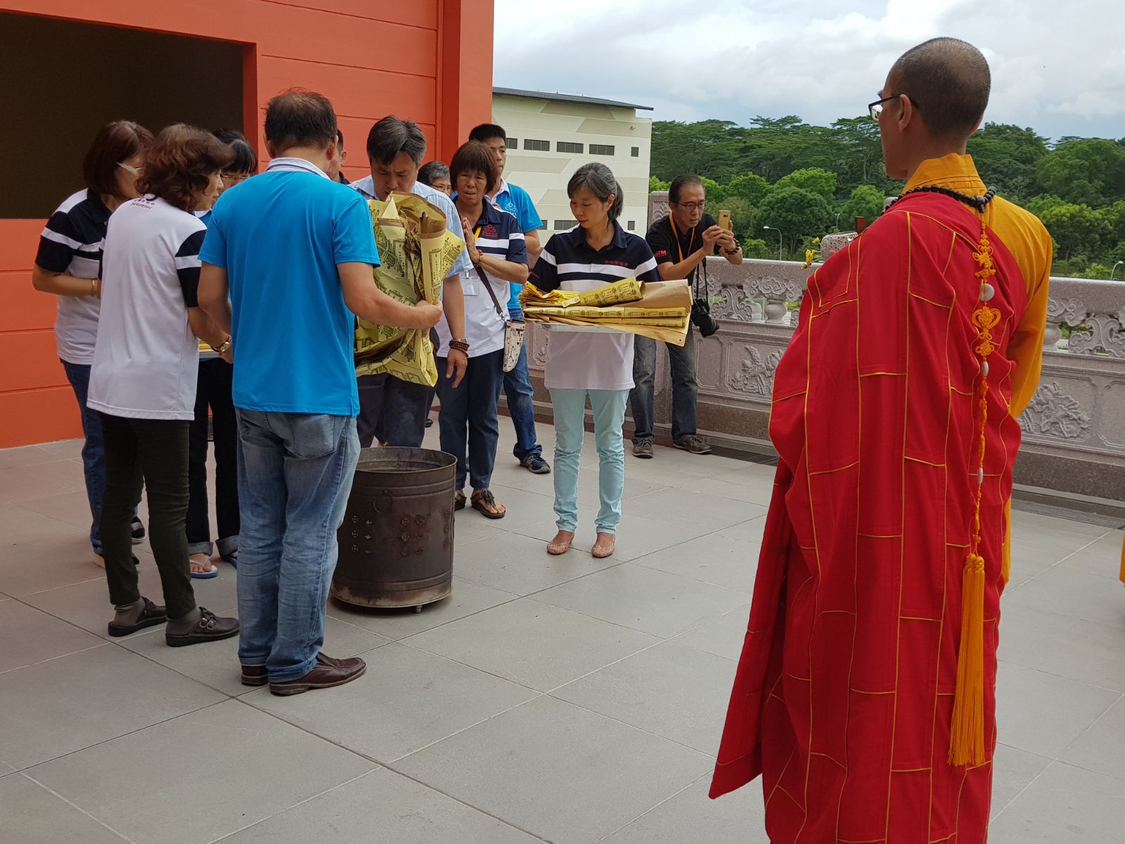 法会即将圆满，义工们忙着取下超荐单，在诵经中在寺院外慢慢地焚化