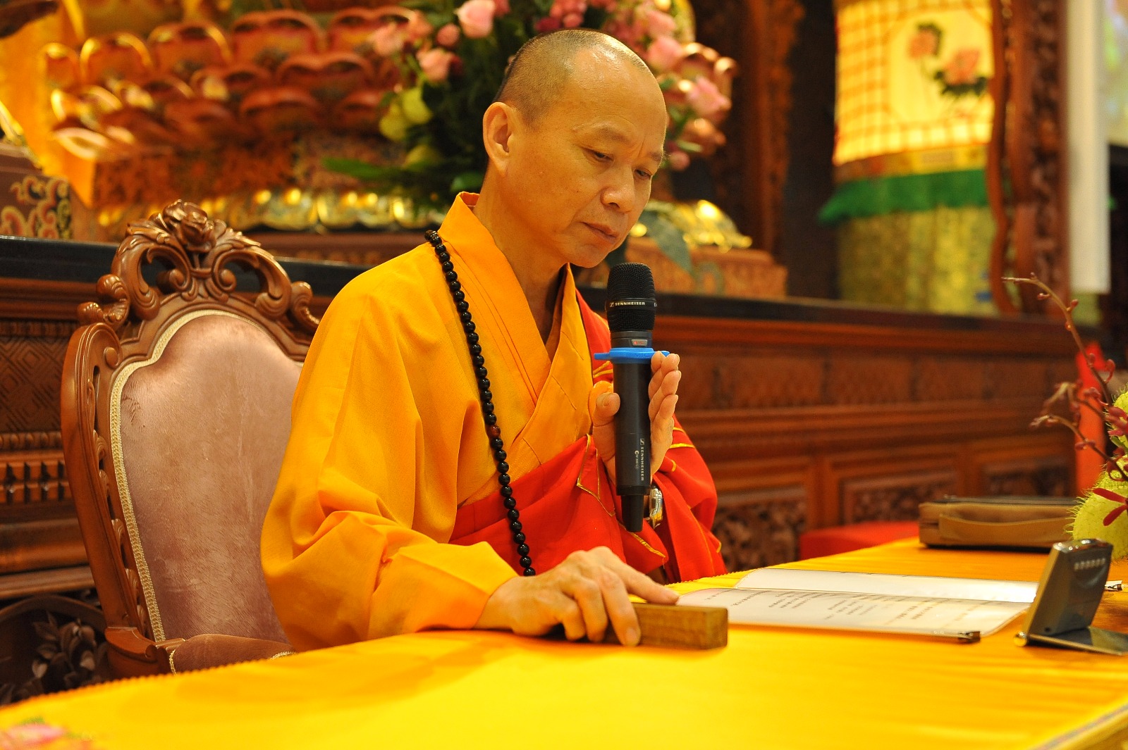法师殷重地告诫弟子皈依后要努力持守皈依学处。