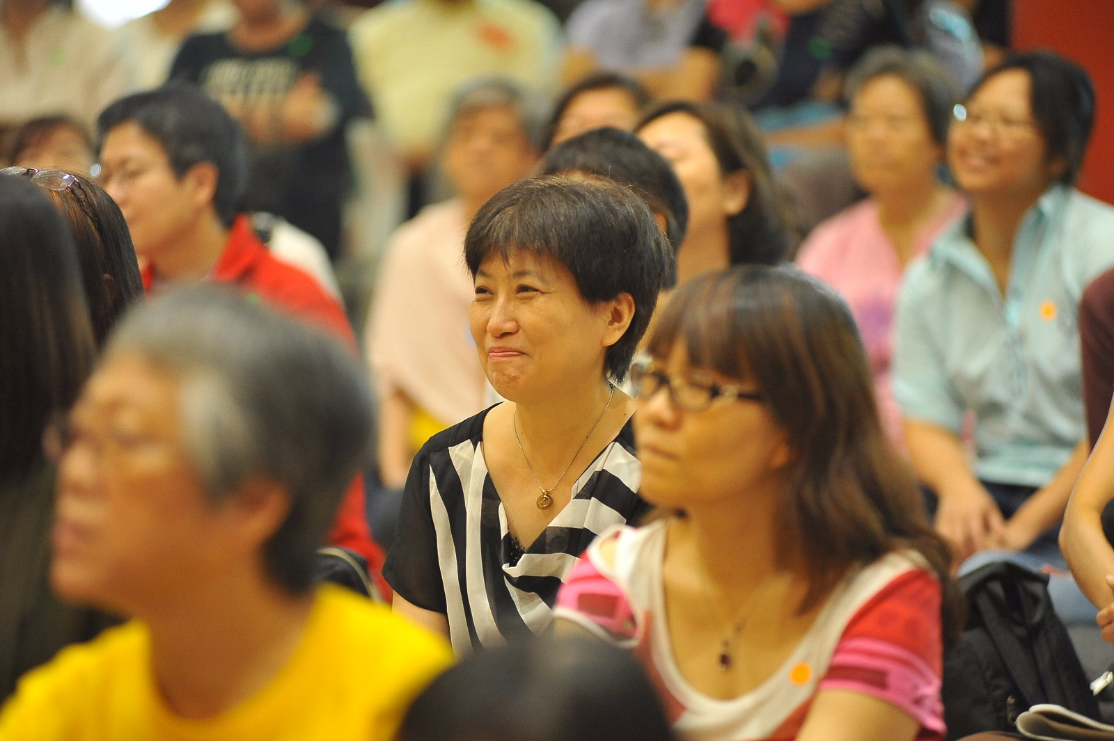 法会现场一片祥和,每个人的都充满了喜悦
