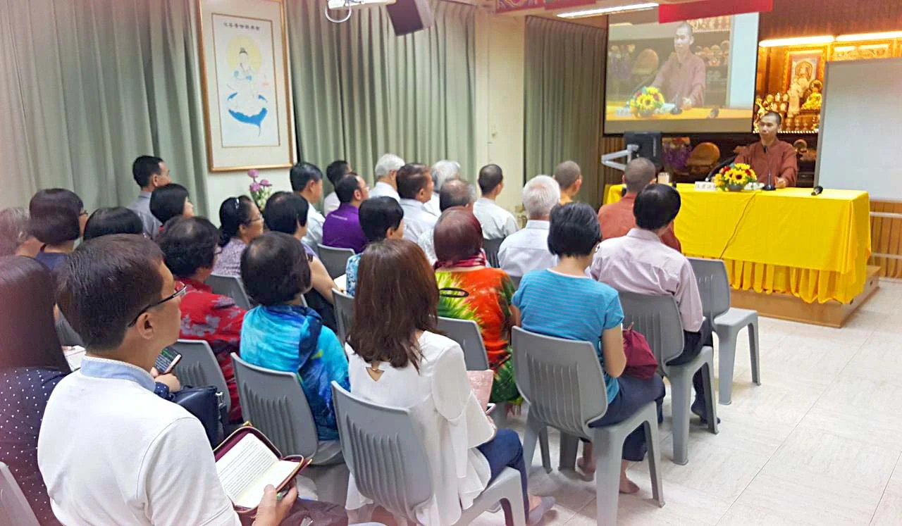 Our teachers sent all kinds of goodness toward us and this time, the bi-monthly Monitors Class has the privilege of listening to Tripitaka Master’s discourse on topics such as the 10 excellent qualities of a teacher, and the 5 Great Treatises. The room was constantly filled with Dharma joy and laughters! 师长派风派雨,三藏法师莅临班长班,从师长十德相,谈到五大论学习,全场笑声连连,法喜充满!