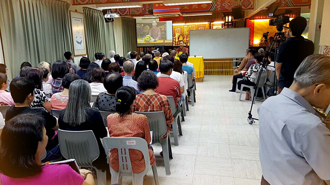 240 attendees listened attentively, and savored the feast of Dharma. 240人集睛会神,品尝法海的飨宴。