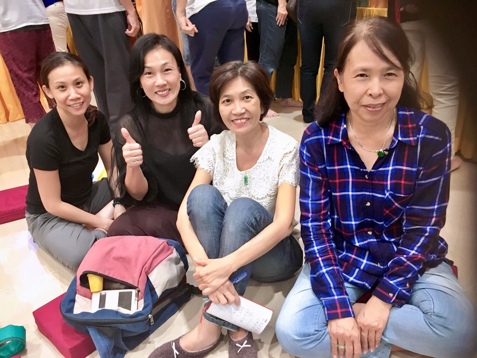 黎丽莲(最左边黑衣束发)与吉祥寺学员欢喜合影。