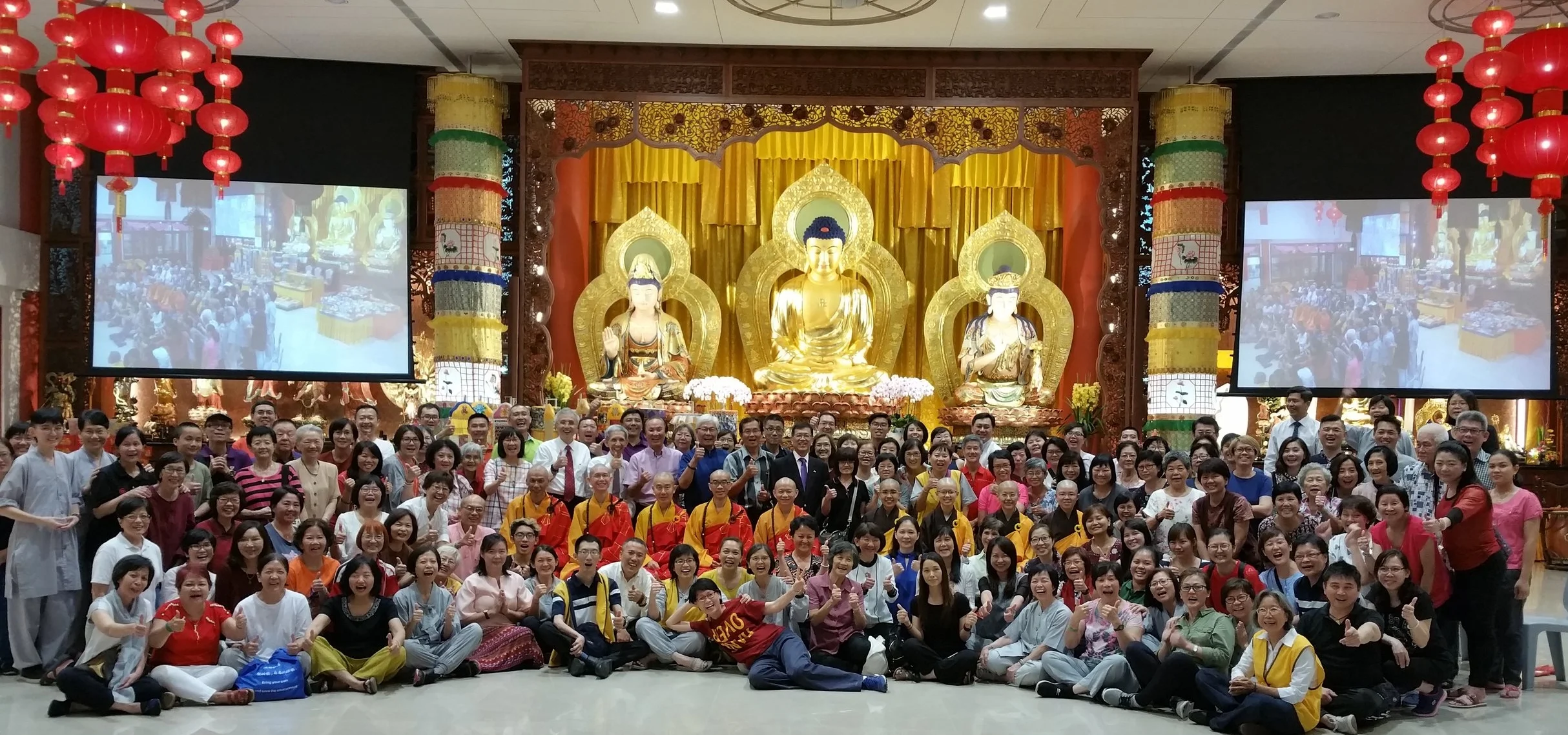 和尚慈悲在下午3点特别为辛劳付出的全职举办一场祈福法会， 最后大家欢天喜地的来张大合照！