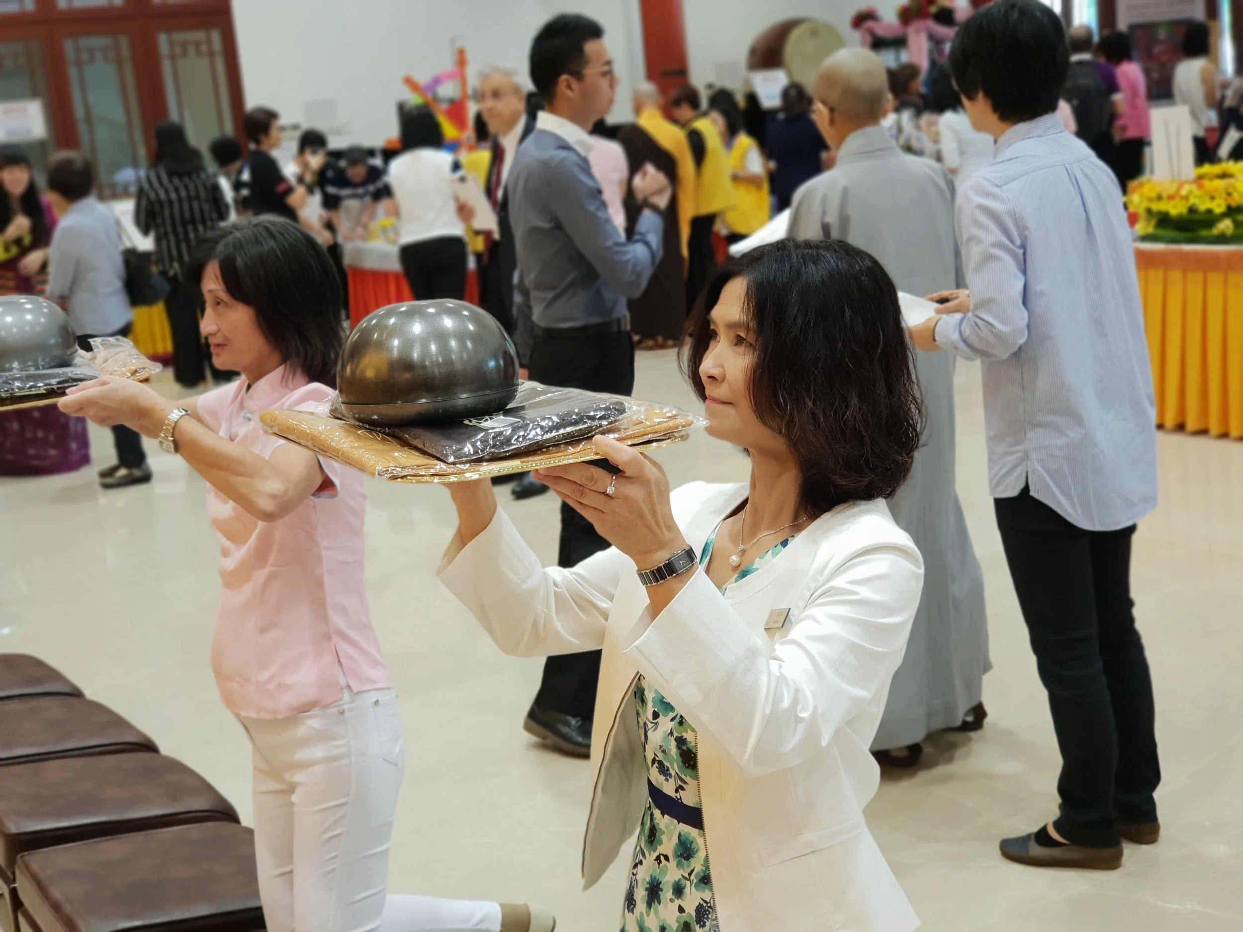 第三站广修供养——以衣钵、八供、珍宝等丰富美妙的献供,还可欢喜领回献食的加持物