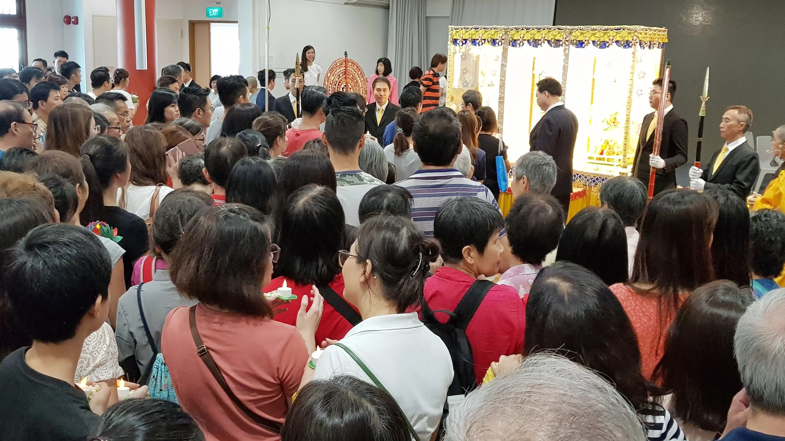 此外,九点半准时在四楼举行请佛舍利的庄严仪式,并开放公众瞻仰佛舍利,整个法会现场万头攒动。接着十一点有八十八佛忏,清澈、悠扬的梵呗唱诵让在场的信众个个静心净心。