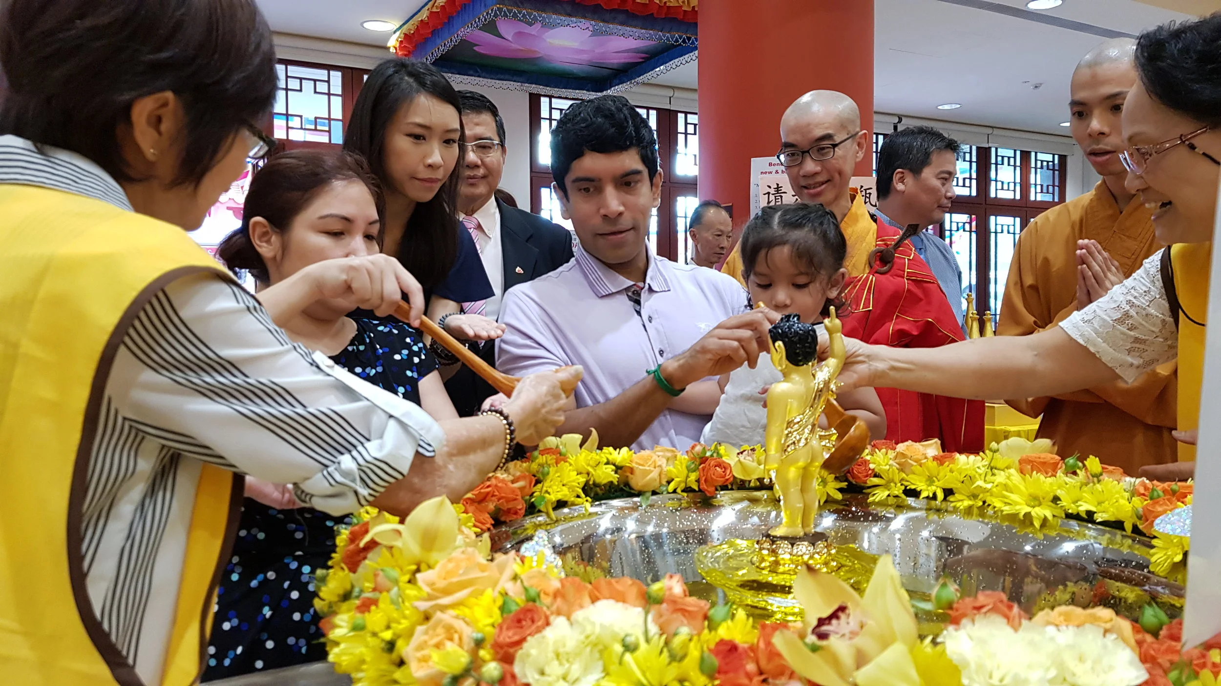 维凯先生和夫人(三巴旺集选区议员)抽空到吉祥寺浴佛、祈福、许愿!
