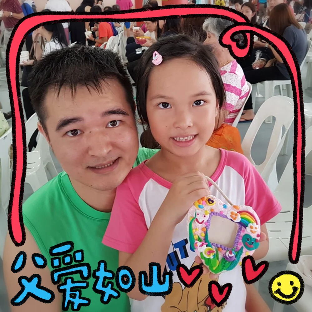 年仅六岁陈诗晨小妹妹,母亲在中国家乡,平日生活起居都是父亲照料。今天她亲手制作捏土相框做为礼物送给爸爸,她腼腆对爸爸说声:”父亲节快乐!" 好可爱呀!