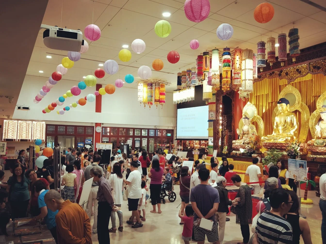 吉祥宝聚寺外,挂满了红红的灯笼,满寺灯火通明,来宾们扶老携幼, 大多数是全家出动,共同欢庆吉祥中秋节。