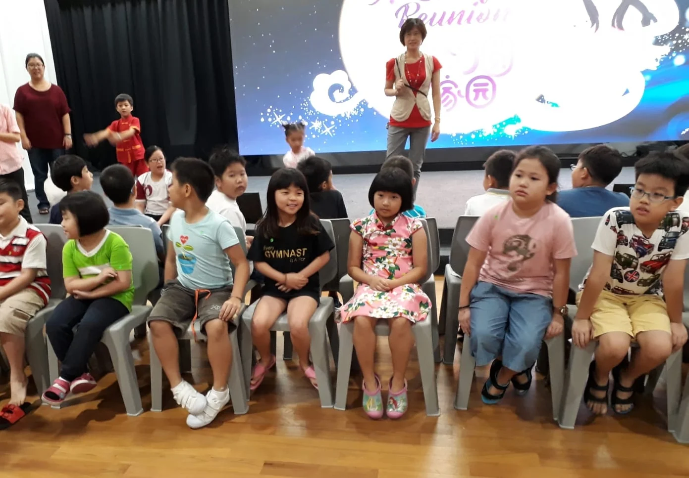 大风吹游戏,吹什么?吹有吃月饼的人… 小朋友玩得不亦乐乎。