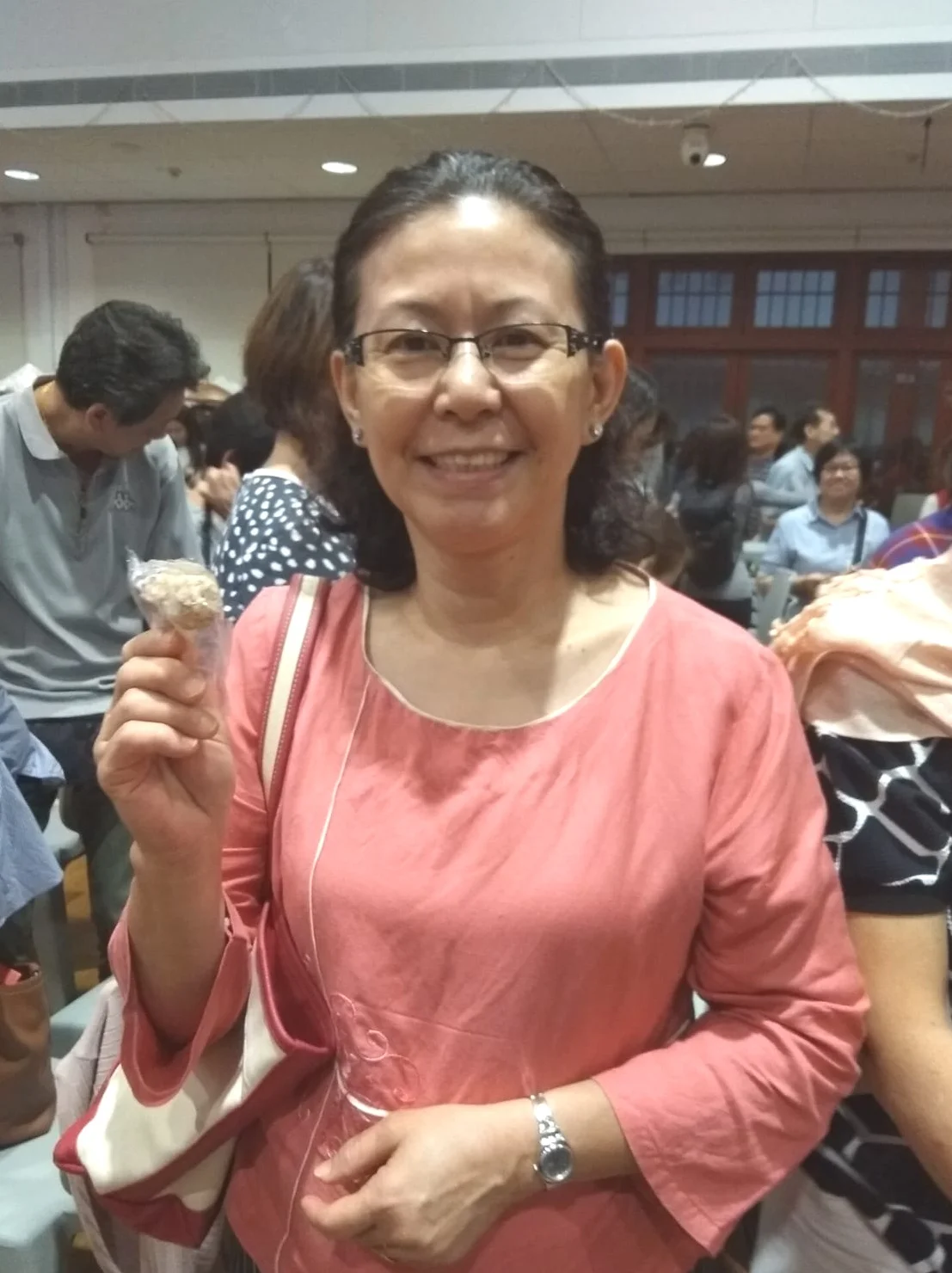 符爱玲同学随喜自己能参与跨年诵经法会。她觉得法会很殊胜,她把这殊胜功德回向给刚往生百日的母亲,感恩佛菩萨,信众心业力,祈愿母亲因善业所感,能速得暇满身、学习佛法。