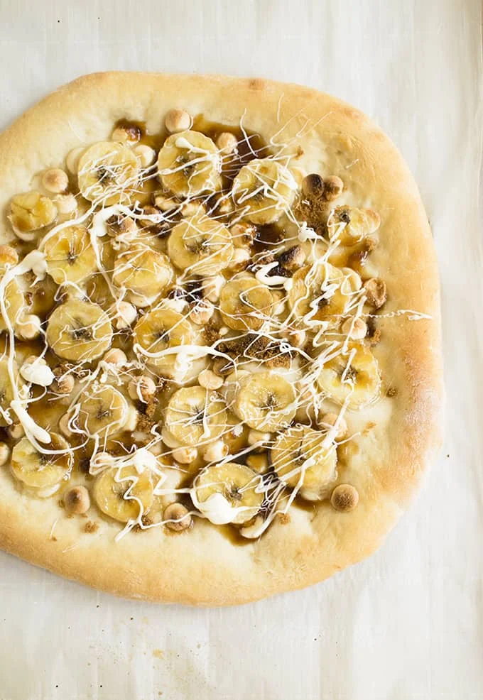 1a-Dessert-Pizza-with-Bananas-and-White-Chocolate-Picture.jpg