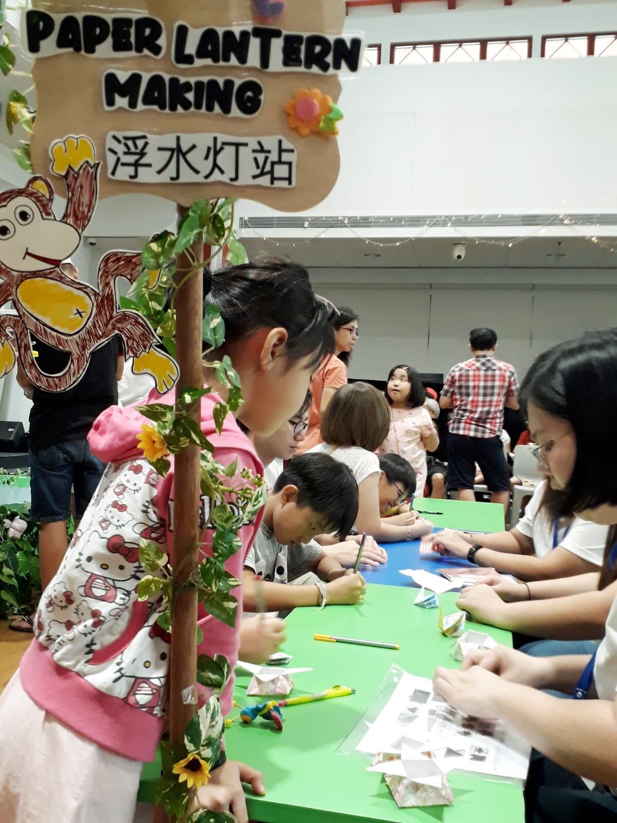 Art teachers guided the parents+children- DIY paper lantern making 折纸浮水灯