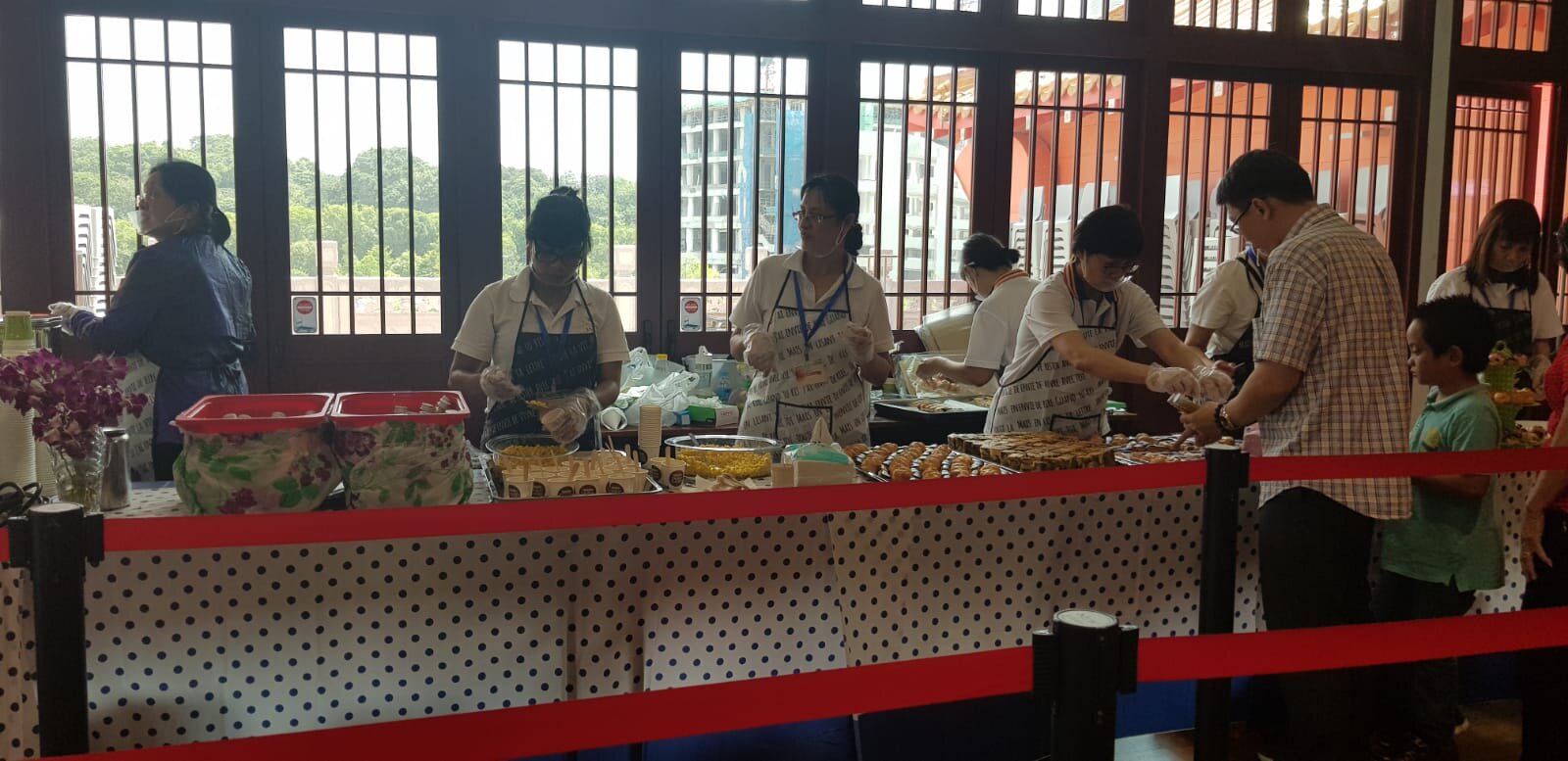 Delicious snacks on the 4th floor, children stations