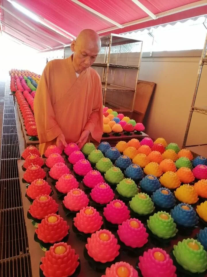 Offer 1400 Lamps to the Buddha on His Birthday! 四月初八佛诞日 1400盏灯献佛陀