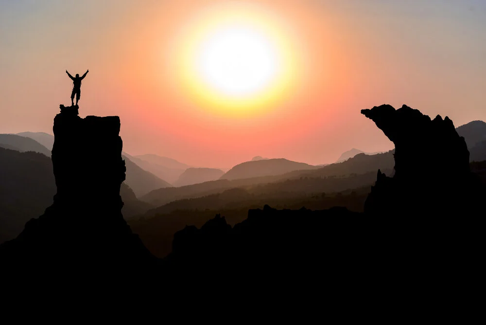 【The Three Types of Persons 道次引导】The higher the achievement of the being you are offering to, the more merits you will receive.   对方的成就越高，你得到的功德越多