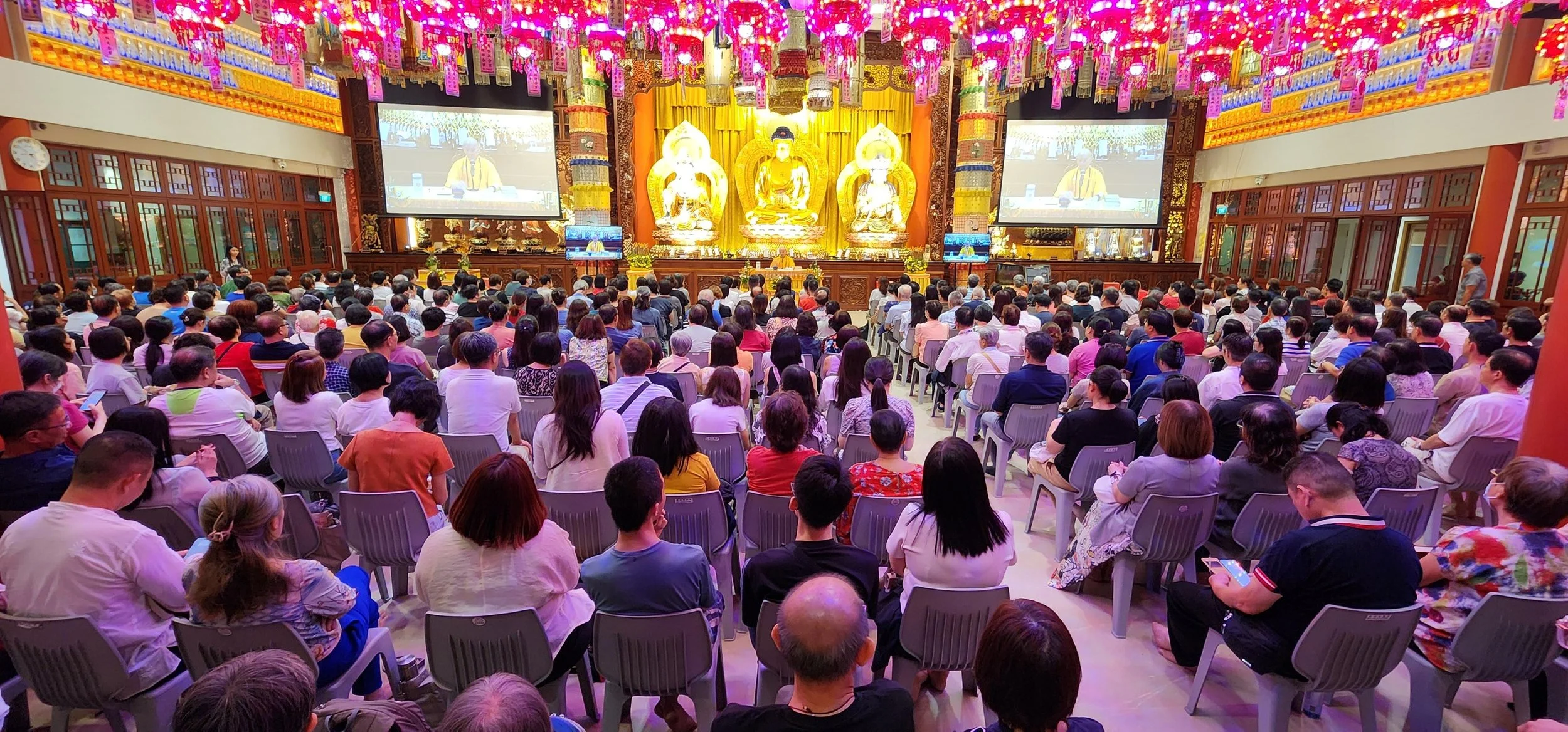 Over 400 students attended a Spiritual Dialogue with our Venerable