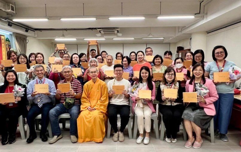 Last Thursday, students from one of our newly opened Buddhist Lamrim Discussion Classes joyfully received their Lamrim books from Venerable Ben Wen, marking their third month of learning together. The session was warm and family-like.

During the sha