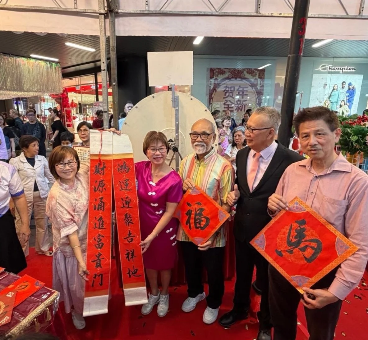 Pasar Malam at Bugis has officially opened 🥳 The Mayor, together with the Chairman and Vice Chairman of Jalan Besar Community Club, was invited to take commemorative photos in front of the Giant Golden Ingot installation and to receive New Year coup