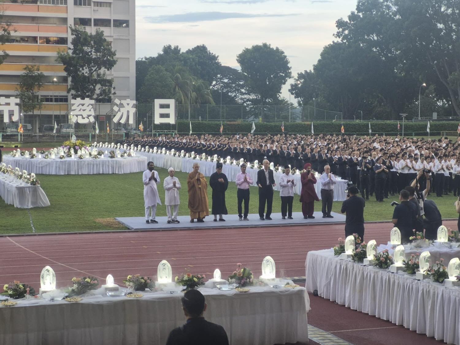 BW Monastery was deeply honoured and grateful to be invited to participate in a meaningful celebration organised by Tzu Chi Merit Society (Singapore) at Yishun Stadium on 10 May.

Despite an afternoon downpour, the skies soon cleared, allowing thousa