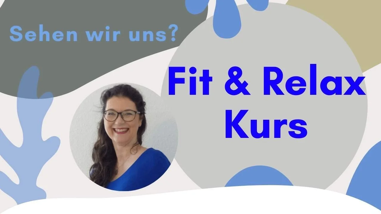 Titelbild mit einem Frauenportrait, blauer Kleidung, Brille und Lächeln, Text "Sehen wir uns? Fit & Relax Kurs" in blau und grau, und blaue und graue dekorative Elemente im Hintergrund.