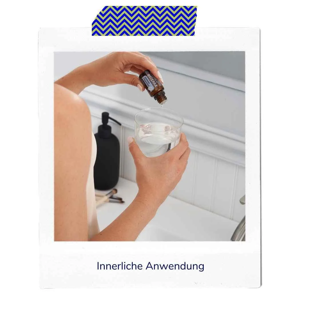 Person gießt ätherisches Öl in ein Glas Wasser im Badezimmer, mit Badaccessoires im Hintergrund. Der Text darunter lautet 'Innere Anwendung'.