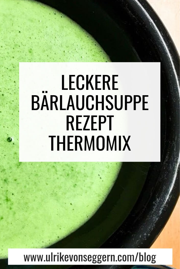 grüne Bärlauchsuppe in schwarzer Suppenschale